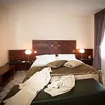 & Restaurant Le Relais D'aumale Hotel