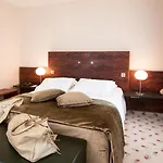 & Restaurant Le Relais D'aumale Hotel