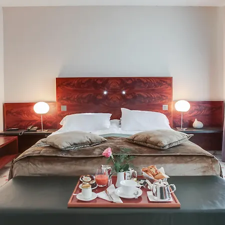 & Restaurant Le Relais D'aumale Hotel