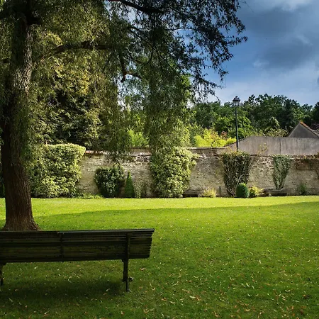 & Restaurant Le Relais D'aumale Hotel