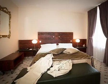 & Restaurant Le Relais D'aumale Hotell