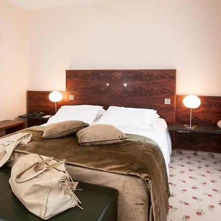 & Restaurant Le Relais D'aumale Hotell