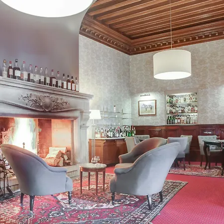 & Restaurant Le Relais D'aumale Hotel 3*