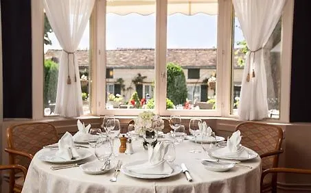 & Restaurant Le Relais D'aumale Hotel 3*