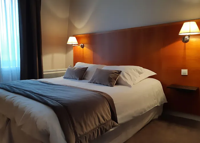 & Restaurant Le Relais D'aumale Hotel