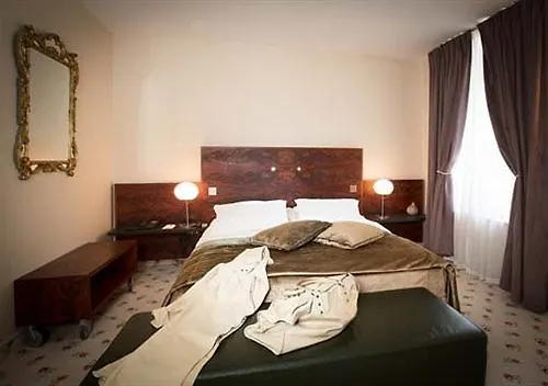 & Restaurant Le Relais D'aumale Hotel